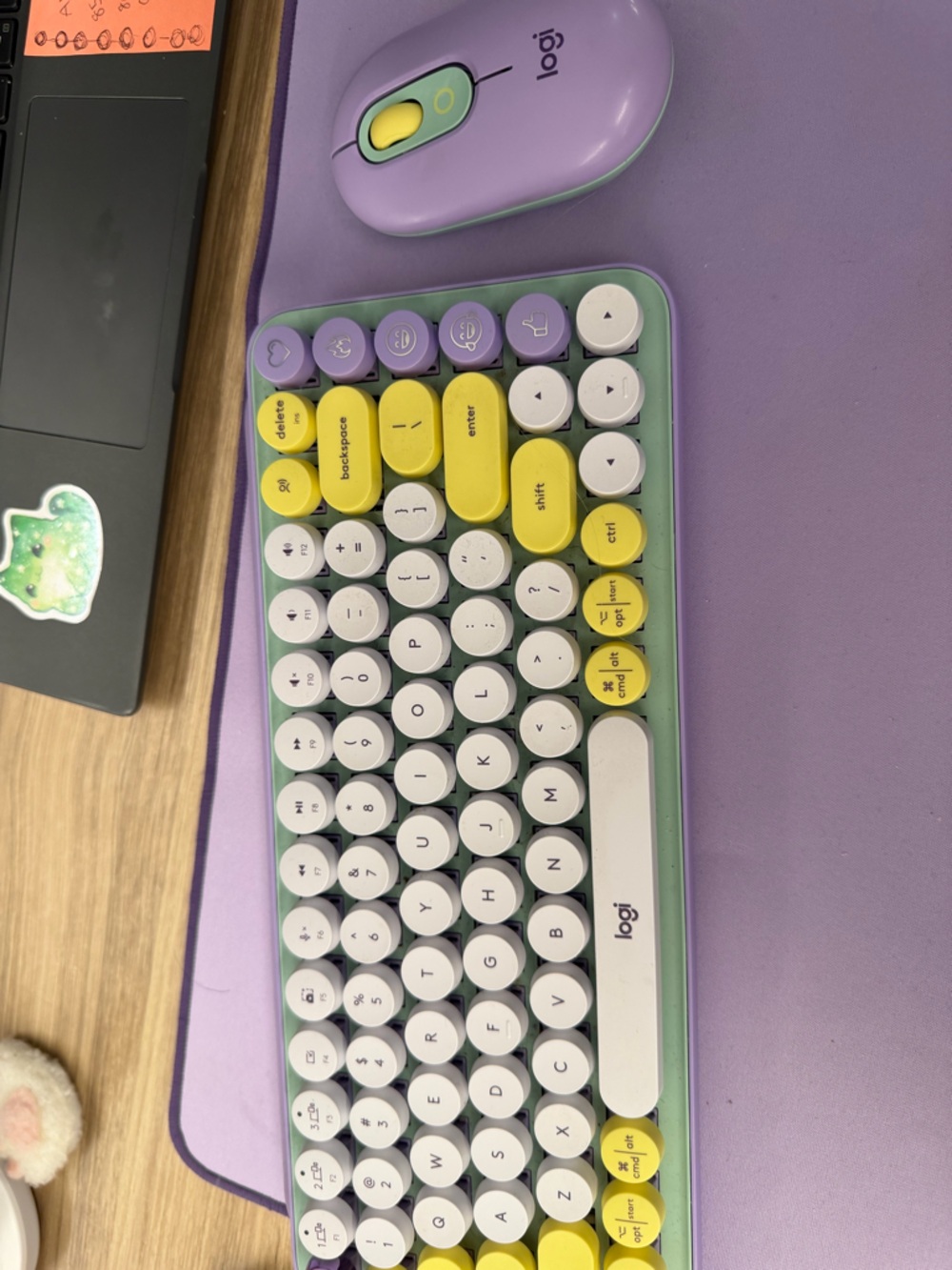 ogitech POP Keys Wireless Mechanical Keyboard With Emoji Keys Daydream & mouse